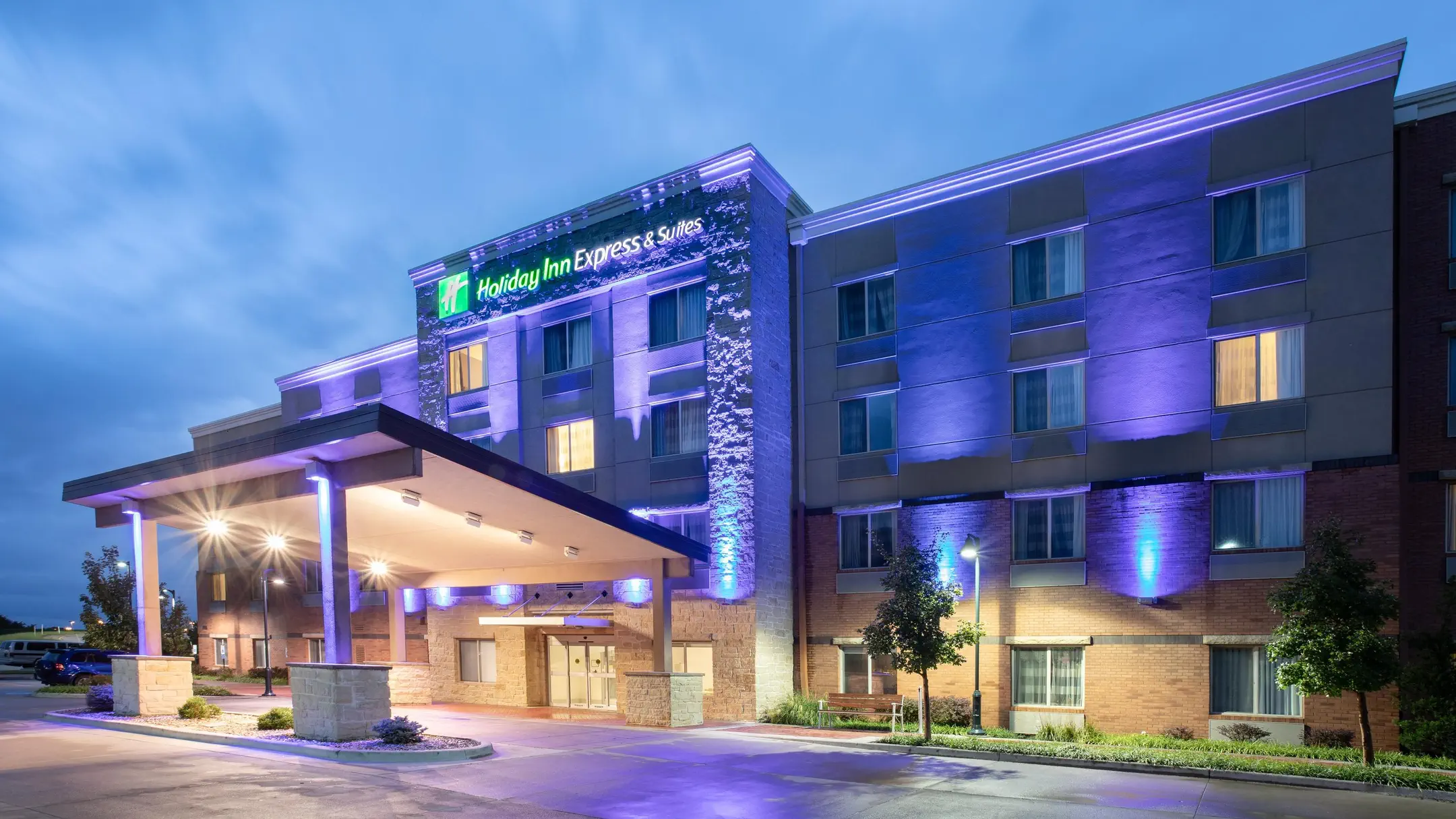 Holiday Inn Express & Suites Manhattan copy
